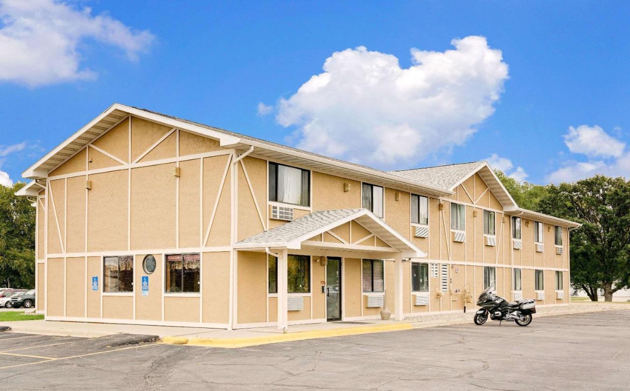 Super 8 By Wyndham Long Prairie Motel Exterior photo
